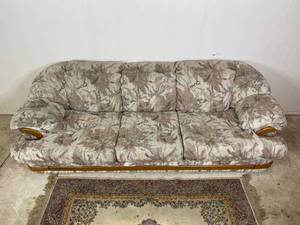 lot 29 image: Sleeper Pull Out Couch