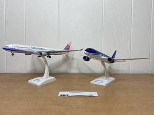 lot 48 image: Vintage Azerbaijan Airlines & Vintage China Airlines Plane Figure