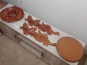 lot 57 image: Beautiful Vintage Wood Hand-Carved Wall Hanging & Bowls