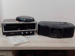 lot 112 image: Zenith Clock Radio , Sony Discman and Sony CD Player