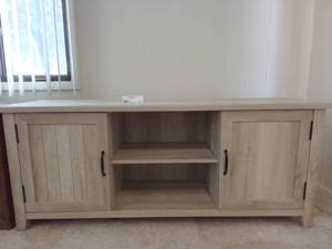 lot 22 image: 2 Entertainment Center