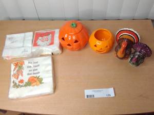 lot 176 image: Holiday Decor Bundle
