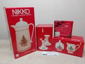 lot 192 image: Collectible Christmas Plates Bundle