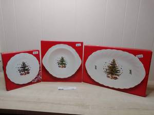 lot 194 image: Collectible Christmas Plates Bundle