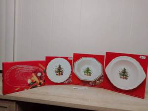 lot 196 image: Collectible Christmas Plates Bundle