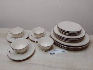 lot 230 image: Anisto Craft China by West Bend Royal Platinum 19pc Set
