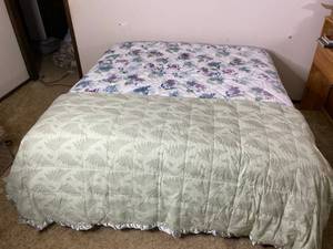 lot 81 image: Beautiful King Size Bed W Bedding