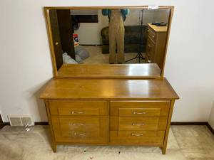 lot 135 image: Bedroom Dresser & Nightstand Set