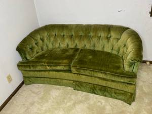 lot 139 image: 1960s Vintage Green Velvet Tufted Sofa