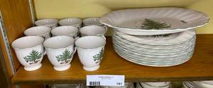 lot 191 image: Nikko Happy Holidays 19pc Dining Set