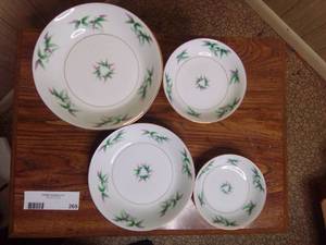 lot 269 image: Vintage Harmony House Fine China 24 Piece Set