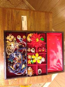 lot 275 image: Jewelry Box w Assorted Jewelry