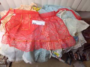 lot 322 image: 10 Beautiful Vintage 50s and 60s Aprons