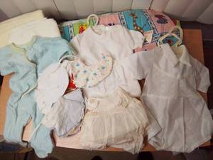 lot 329 image: Beautiful Vintage and Antique Baby Clothes & Quilt