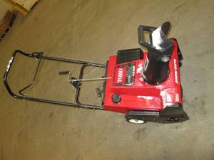 lot 5 image: Toro 4.5 HP CCR 2000 Snowblower Ru...
