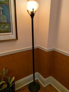 lot 4 image: Decorative Floor Lamp