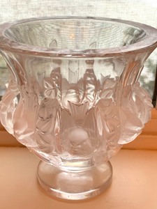 lot 8 image: Beautiful Lalique Vase