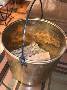 lot 26 image: Large Brass Bucket w Handle