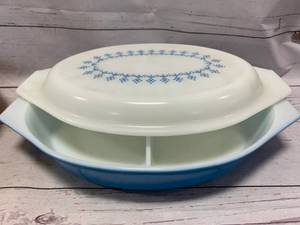 lot 19 image: Pyrex Divided Dish with Snowflake Cover
