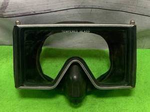 lot 27 image: US Divers Aqua Lung Professional Dive Mask