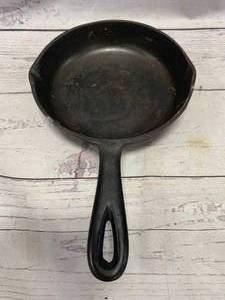 lot 46 image: 3D Vintage Cast Iron Skillet 6 12