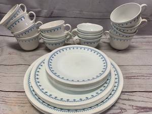 lot 50 image: Vintage (1970-76) Corelle Snowflake Cups & Plates