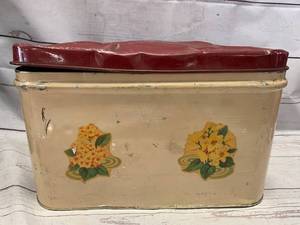 lot 54 image: Vintage Rustic Empeco Metal Tin Farmhouse Bread Box
