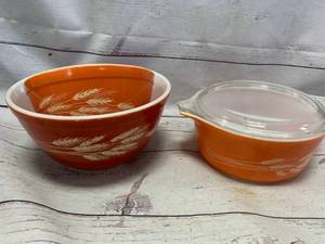 lot 55 image: 4pc Pyrex Wheat Bowls & Lid