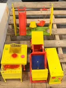 lot 89 image: Deluxe Reading Corporation Vintage Doll Furniture & Rec Items