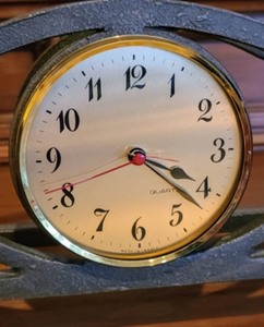 lot 87 image: Decorative Metal Mantle Clock