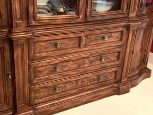 lot 3 image: Drexel Heritage Display Cabinet