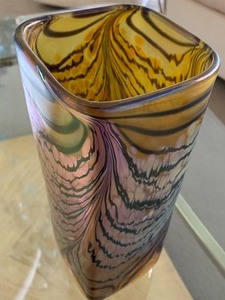 lot 16 image: Beautiful Art Glass Vase