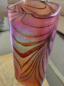 lot 15 image: Beautiful Signed Art Glass Vase