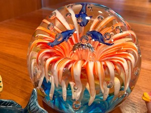 lot 35 image: Decorative Fish Paper Weight and Small Fish Figurines