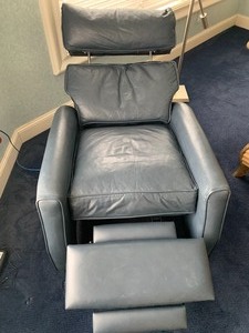lot 101 image: Comfort Design Electric Recliner