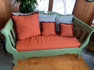 lot 118 image: Beautiful Decorative Wood Bench