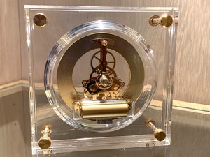lot 125 image: Lucite Seiko Clock