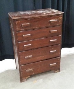 lot 17 image: LITTLE WOODEN 5 DRAWER DRESSER