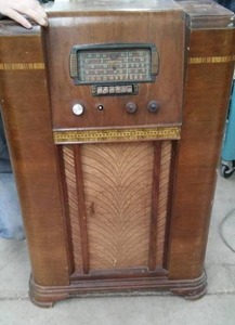lot 18 image: SUPERHETERODYNE TUBE RADIO