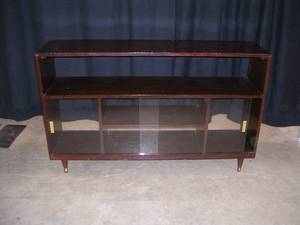 lot 8 image: VINTAGE SIDE BOARD