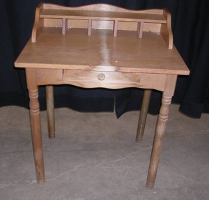 lot 9 image: SMALL DESK