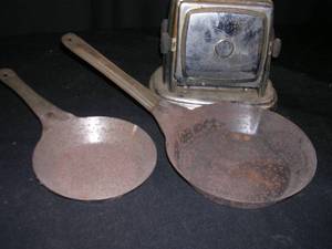lot 35 image: VINTAGEANTIQUE TIN PANS AND TOASTER