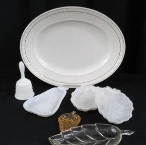 lot 61 image: VINTAGE GLASS WARE
