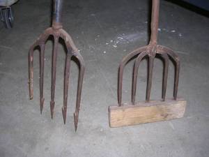 lot 79 image: VINTAGE ICE FISHING SPEARS