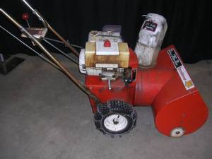 lot 82 image: SNOW BLOWER
