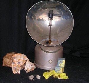 lot 84 image: VINTAGE LAMP