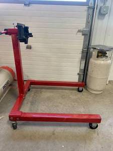 lot 2 image: Heavy Duty 1250lb Engine Stand