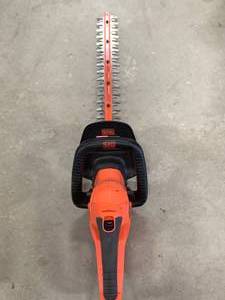 lot 15 image: Black & Decker 22 Hedge Trimmer