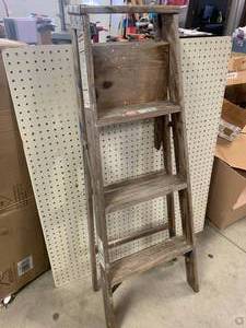lot 20 image: Werner 46 Wood Step Ladder