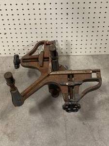 lot 26 image: Vintage Stanley Marsh No. 100 Picture Frame Miter Saw